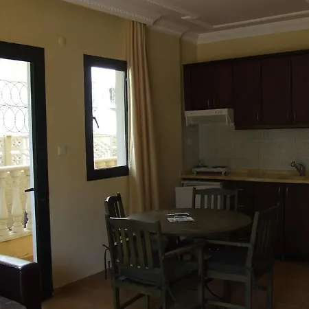 Maxwell Club Aparthotel 3*